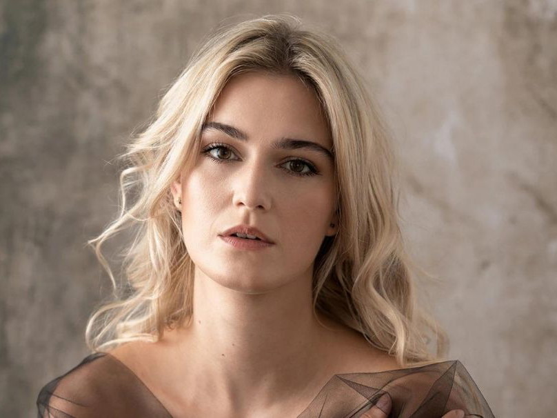 Die 23-jährige Sopranistin Miriam Kutrowatz ist seit Herbst im jungen Ensemble am Theater an der Wien.