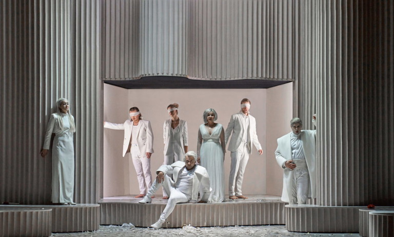 Auf der Bühne der Kammeroper bei den Proben von „Giasone": Valentina Petraeva als Medea, Ivan Zinoviev als Oreste, Miriam Kutrowatz als Alinda, Rafał Tomkiewicz als Giasone, Ekaterina Protsenko als Isifile, Benjamin Chamandy als Ercole, Andrew Morstein als Egeo.