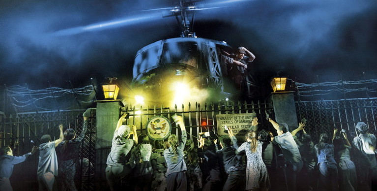 Die berühmte Szene mit dem Hubschrauber.
Der Heli landet auf dem Dach der US-Botschaft: Der GI Chris kann mit, seine große Liebe Kim muss zurückbleiben. Es ist ein Foto aus der Produktion in London.