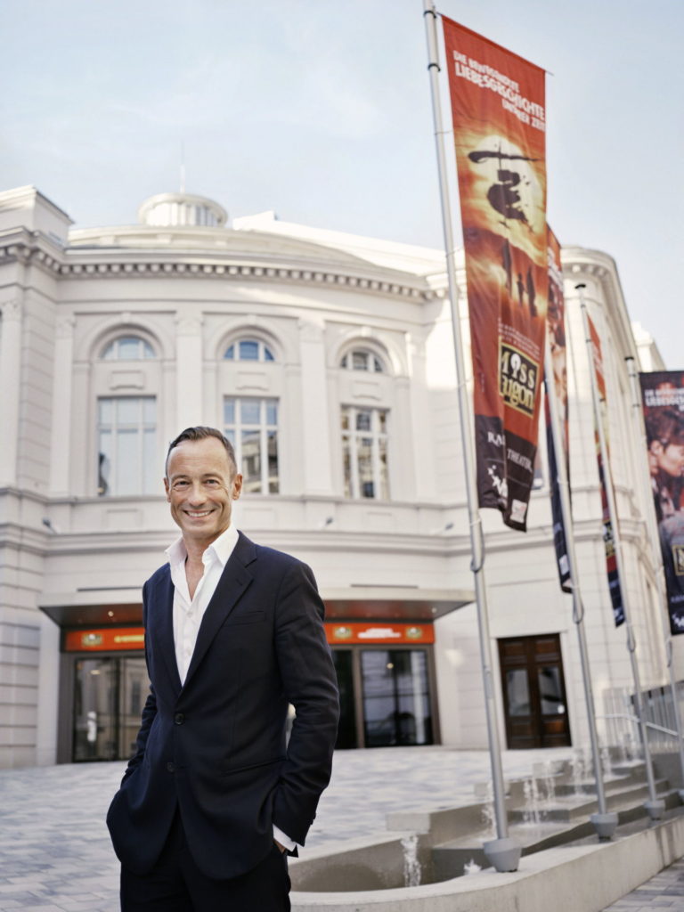 VBW-Musical-Intendant Christian Struppeck über das Musical: „Miss Saigon ist eine sehr emotionale Geschichte, wahrscheinlich die bewegendste Geschichte, 
die jemals in einem Musical erzählt wurde. 
Es hat sehr viel Lokalkolorit. Wir haben gesagt, 
für die Eröffnung wollen wir diesen Aufwand ­betreiben und etwas ganz Spektakuläres machen.“ 