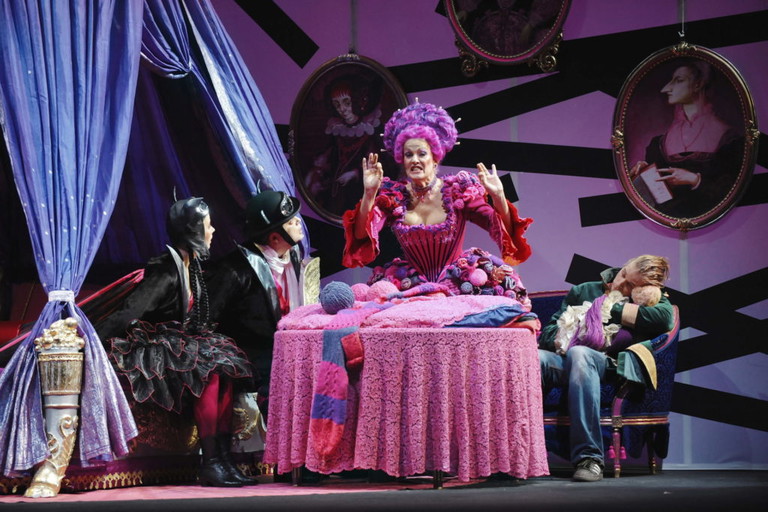  „Antonia und der Reißteufel“ erzählt in der Volksoper Wien spannend von unheimlichen Vorgängen, bei denen Kinder ihrer Stimmen beraubt werden. 