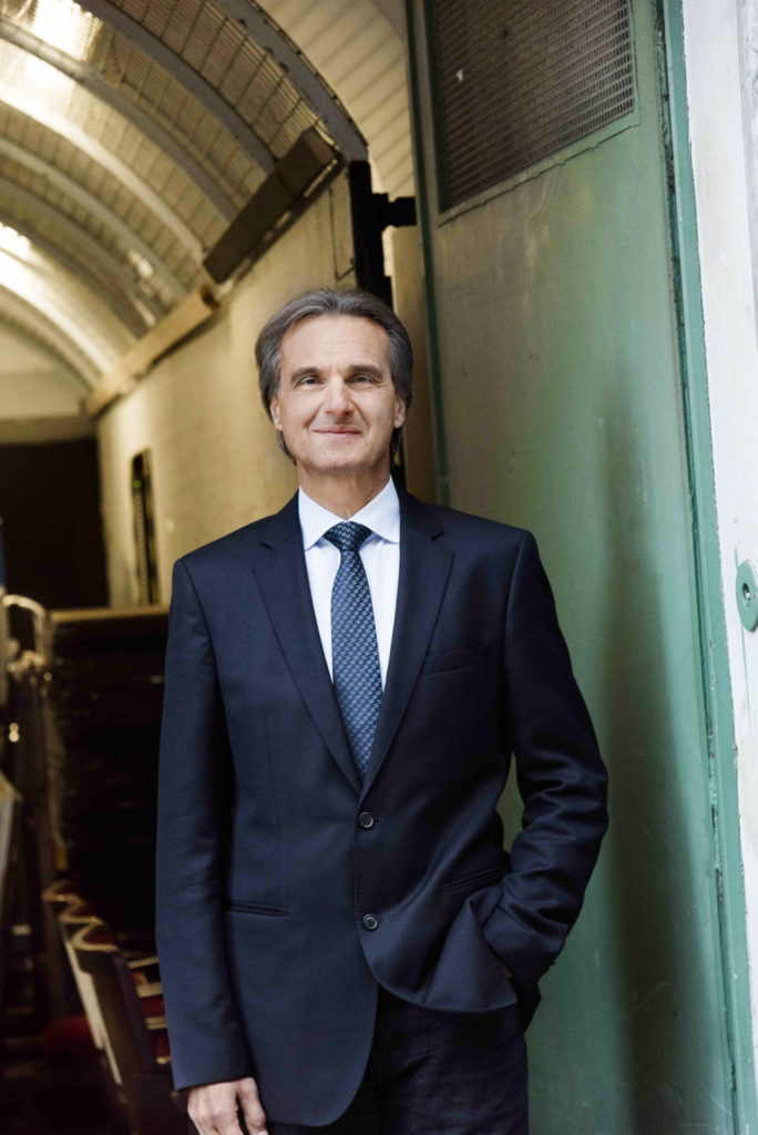  Roland Geyer in „seinem“ Opernhaus mit Geschichte. Emanuel Schikaneder
hat das Theater an der Wien 1801 eröffnet, „Fidelio“ wurde hier uraufgeführt, in den Achtzigern tanzten die „Cats“. Unter Geyer wurde es 2006 wieder Opernhaus.