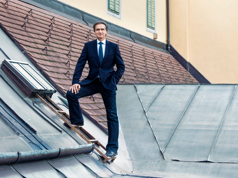 Roland Geyer wurde 1952 in Wien geboren, er studierte Wirtschaftsmathematik, Sportwissenschaften, Sportmanagement und absolvierte den Lehrgang für Kulturelles Management. Von 1987 bis 1996 war er Generalsekretär der Jeunesse Musicale Österreich. 1996 wurde er Musikintendant der Stadt Wien und leitete
„OsterKlang“ und „KlangBogen“, ehe er
2004 zum Intendanten des Theaters an der Wien bestellt wurde, das im Mozartjahr 2006 als Stagione-Opernhaus eröffnete und dem 2012 auch die Kammeroper eingegliedert wurde.
 