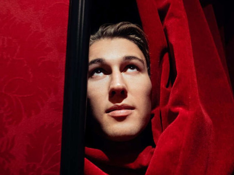 Julian Valerio Rehrl, geboren in Spittal an der Drau, aufgewachsen in Innsbruck, Karlsruhe, München. Mit 12 bereits die ersten Jobs als Synchronsprecher. Seit der Spielzeit 2019/20 – direkt nach der Schauspielschule Loge des Theaters in der Josefstadt. 