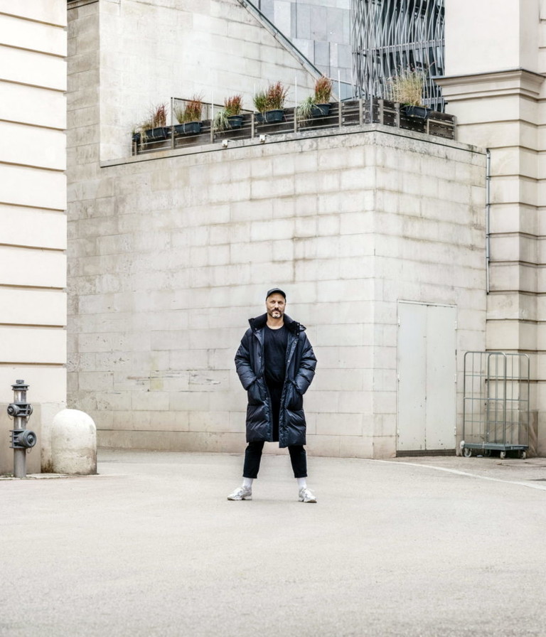 Tobias Kratzer vor dem Museumsquartier.