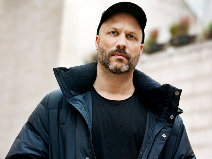 Der Klassik zugeneigt – nicht in ihr erstarrt.
Tobias Kratzer schätzt Musik, die Geschichten vermittelt. Sein Wien-Debüt „La gazza ladra“ in der Halle E des MQ fällt eindeutig in diese Kategorie.