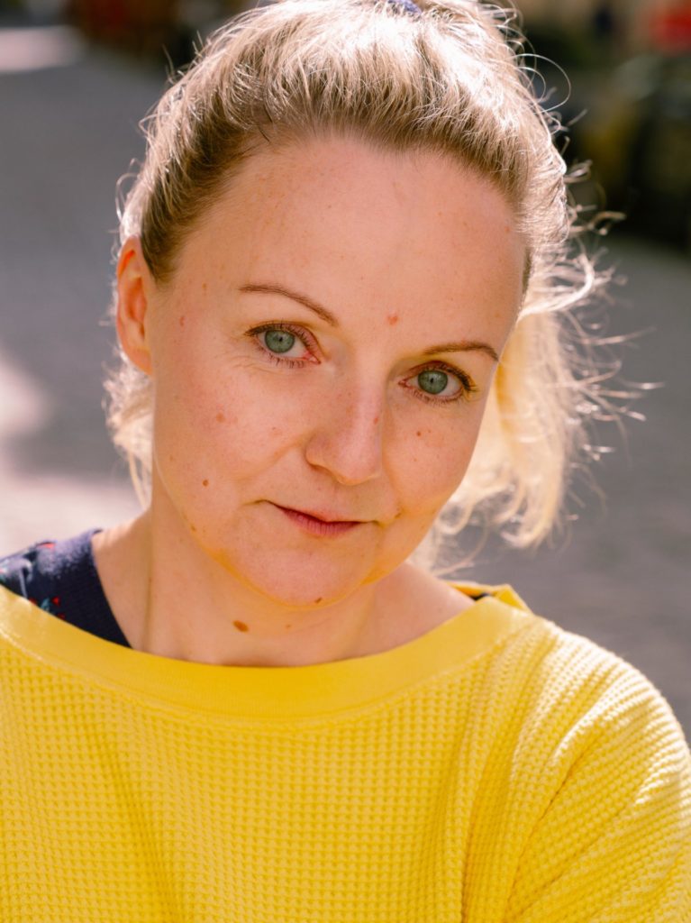 Kirstin Schwab wurde in Graz geboren, studierte Schauspiel und arbeitet als freie Schauspielerin, Dichterin und Theaterpädagogin.