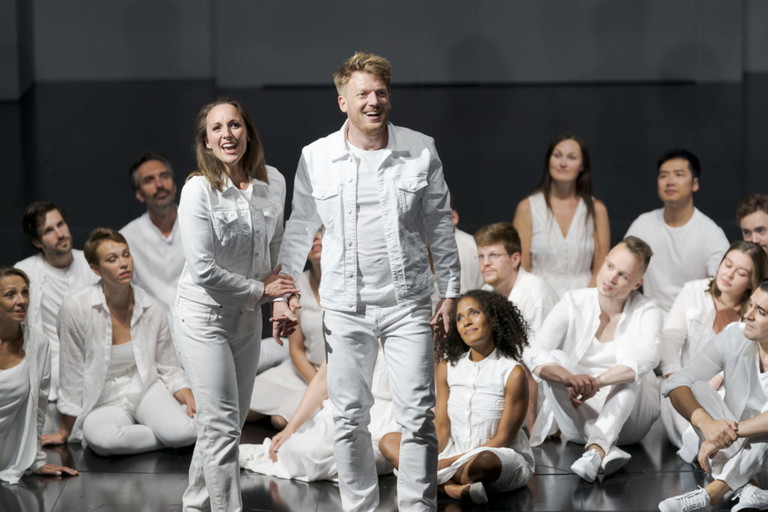 Anett Fritsch utzhard (Corpo, der Körper), Tänzerinnen &amp; Tänzer und der Arnold Schoenberg Chor auf der Bühne des Theater an der Wien.
