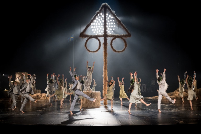 Alexander Ekman ist ein weltweit gefeierter Choreograf. Seine Werke wurden von so renommierten Ballettkompanien wie Les Ballets de Monte-Carlo, dem Boston Ballet, dem Nederlands Dans Theater oder dem Royal Swedish Ballet aufgeführt. Er ist für seine innovative Arbeitsweise bekannt – und für seine Zusammenarbeit mit dem schwedischen Komponisten Mikael Karlsson.