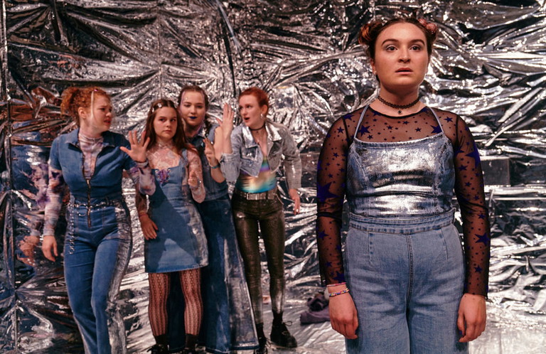Pia Zimmermann, Nele Christoph, Aila Franken, Katharina Rose und Ines Maria Winkelhofer in „Mädchen wie die" im Vestibül.