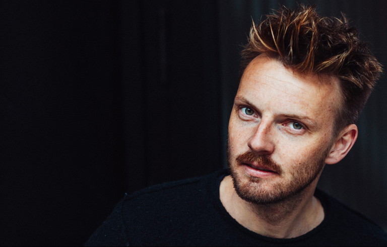 Philipp Moschitz studierte Schauspiel, spielte u.a. am Thalia Theater sowie in TV-Produktionen und begann mit seiner Inszenierung von „Tschick“ 2015 eine erfolgreiche Regiekarriere