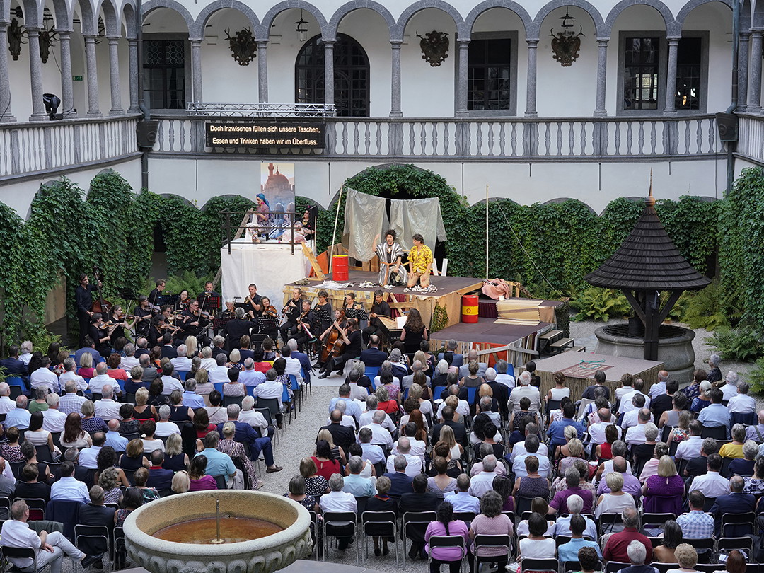 Im romantischen Arkadenhof von Schloss Greinburg steht heuer ein Singspiel des jungen Mozart auf dem Programm.