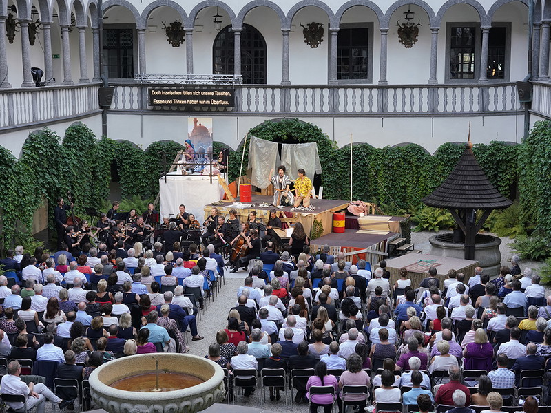 Im romantischen Arkadenhof von Schloss Greinburg steht heuer ein Singspiel des jungen Mozart auf dem Programm.