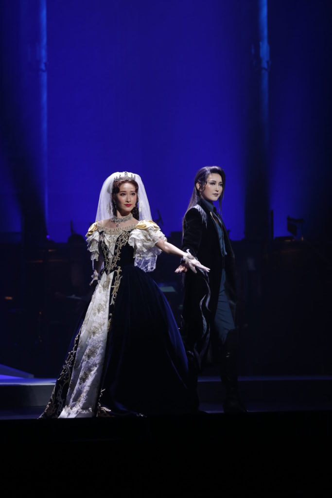 Anlässlich des 25-jährigen japanischen Bühnenjubiläums des erfolgreichsten
deutschsprachigen Musicals aller Zeiten brachten die VBW-Partner Umeda Arts und
Takarazuka Revue Company gemeinsam die „Elisabeth Special Gala Concerts" im Umeda Arts Theater in Osaka auf die Bühne.