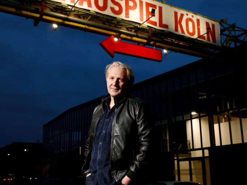 Ein neues Kapitel. Obwohl Theater immer im Hier und Jetzt stattfindet, denkt Stefan Bachmann gern an die ­bisherige Zeit in Köln zurück. Den Aufgaben im Burgtheater blickt er mit Freude, aber auch mit Demut entgegen.