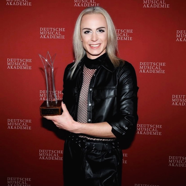 Lukas Sandmann mit dem deutschen Musicalpreis 2021.