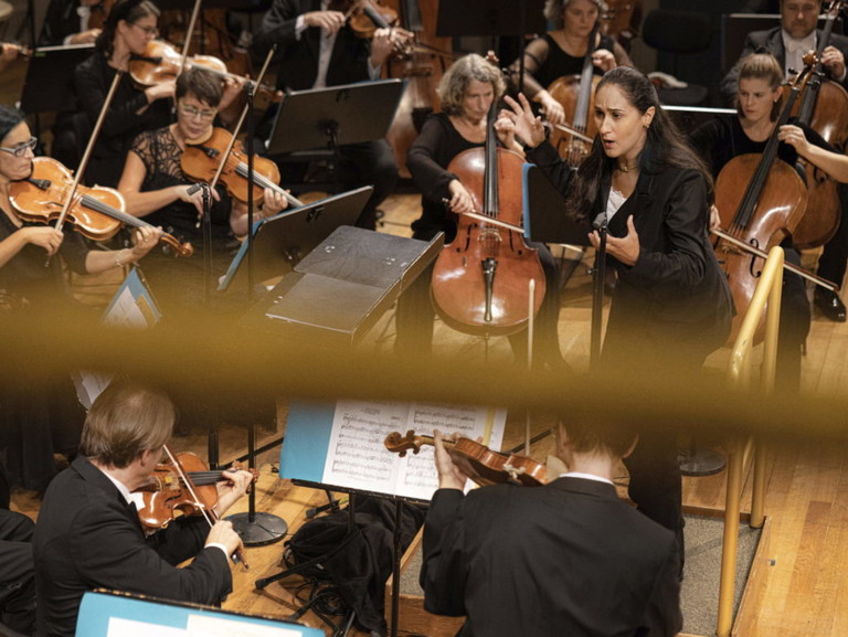 Arbeitsplatz Orchestergraben. Simone Menezes mit dem Wiener Kammerorchester und Solist*innen des Ensembles „K“ im Konzerthaus. „Wenn ich in Wien dirigiere, muss
das Programm für diese Stadt Sinn ergeben.“ Selbiges gilt für alle ihre Auftritte.