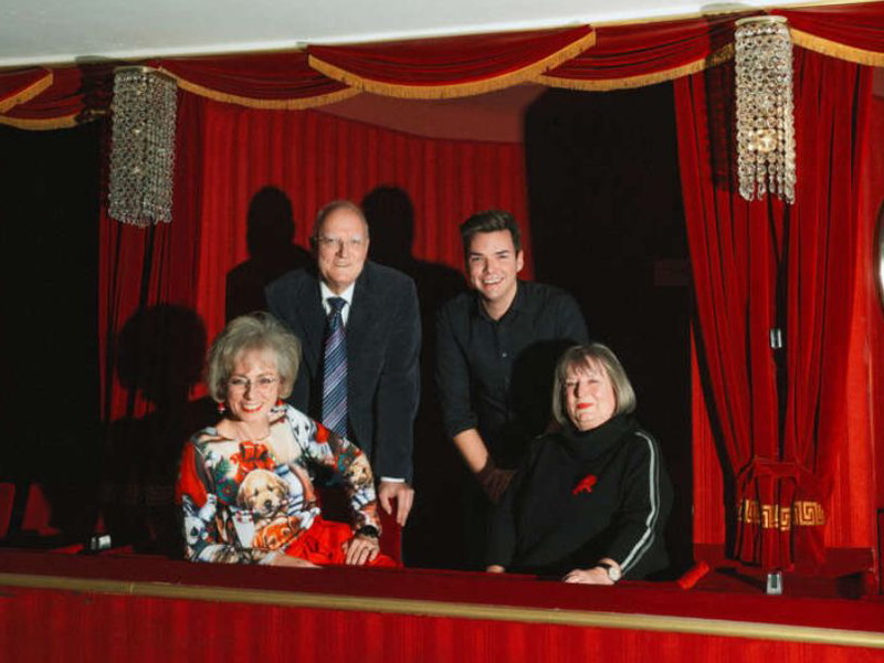 Freude an der Vielfalt. Doris und Reinhold Strobl i. re.) haben sich für unterschiedliche Förderkreis-Kategorien entschieden. Was sie eint, ist die Begeisterung für die diversen Genres der Volksoper. 