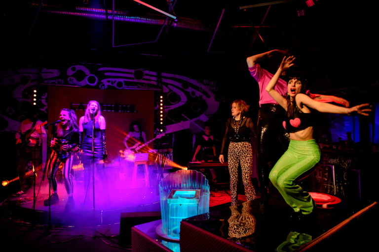 glanz&amp;krawall – der Name ist Programm. Diesmal verkuppelt die Musiktheater-Combo die Oper mit dem Punk und beamt Puccinis „La Bohème“ ins Berlin des 21. Jahrhunderts.