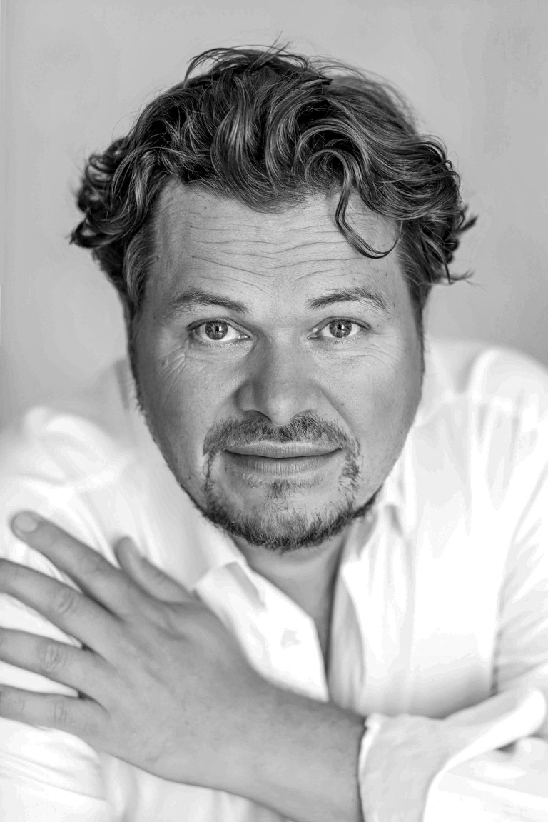 Tomislav Mužek. Der Tenor begeisterte zuletzt als Don José in „Carmen“ und wird 2026 in Offenbachs „Hoffmanns Erzählungen“ – Regie Lotte de Beer – die Titelrolle übernehmen.