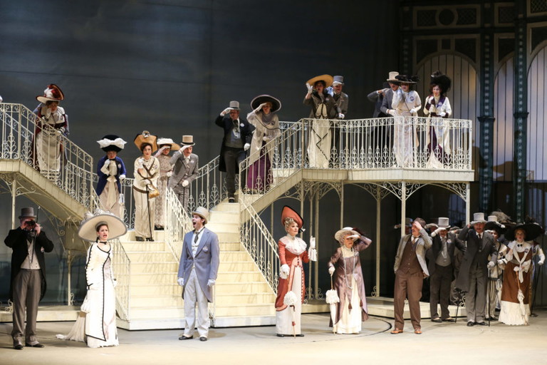 Das Musical-Ensemble von „My Fair Lady" in der Volksoper Wien. 