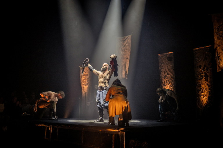 Hier exklusiv für alle BÜHNE-Leser*innen: Fotos aus der „Mythos: Ragnarök“-Produktion in England. Wichtige Info: Der Vorverkauf startet jetzt! Das Stück kommt Ende März ins Renaissancetheater.