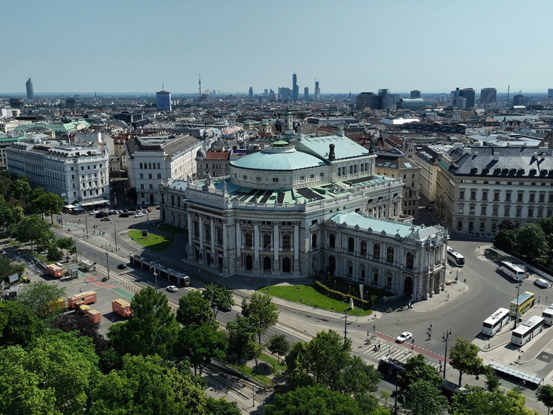 Rechtzeitig zum Sommerbeginn wurde auf dem Dach des Burgtheaters eine 300 Quadratmeter große Photovoltaikanlage installiert. Mit 63 kWp wird die Anlage jährlich rund 70.000 kWh Strom erzeugen und 51 Tonnen CO2 pro Jahr einsparen.