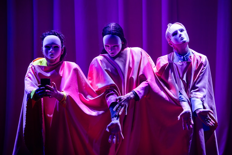„Nestbeschmutzung“ ist ein Stück, in dem die Strukturen und Machtgefälle des Theaterbetriebs selbst Thema sind.