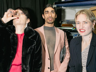 Noch bis 20. April im Stück „Nestbeschmutzung" im Kosmos Theater zu sehen: Birgit Stöger, Mervan Ürkmez und Tamara Semzov.
