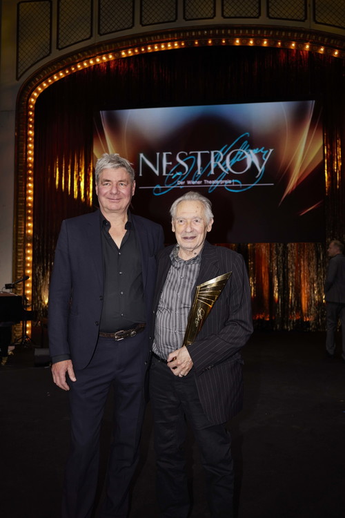 Freut sich: NESTROY-Lebenswerk-Gewinner Felix Mitterer. (rechts)