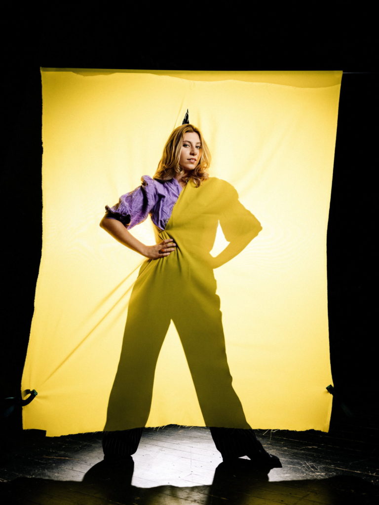 Licht- und Schattenspiele. Für das BÜHNE-Fotoshooting 
in den Kammerspielen wurde ein gelbes Leintuch zerrissen. 