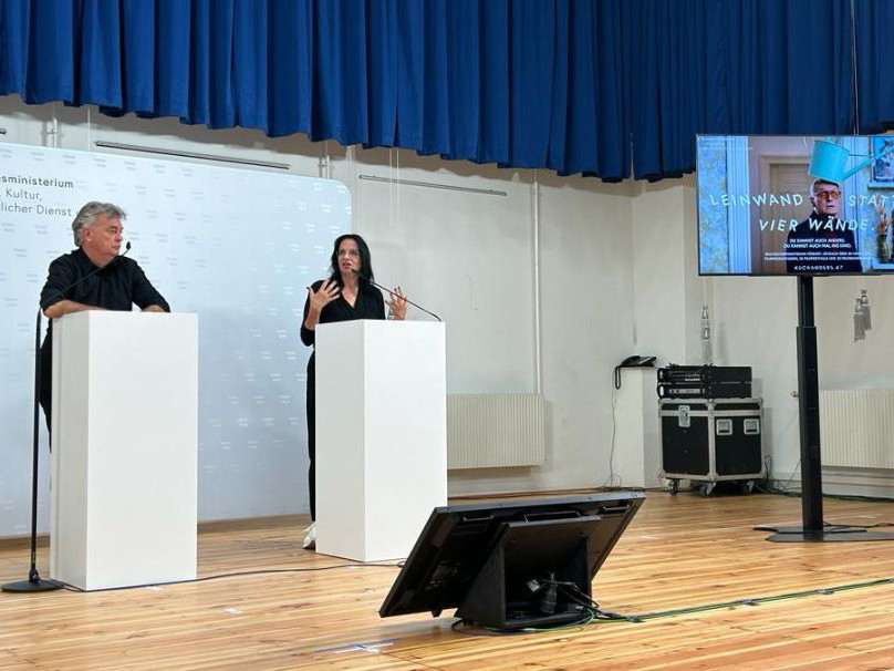 Vizekanzler Werner Kogler und Staatssekretärin Andrea Mayer bei der Präsentation der neuen Werbekampagne, die an das vielfältige Kulturprogramm Österreichs erinnern soll.