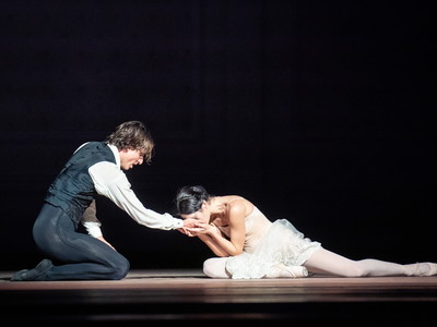 Verbotene Liebe: Armand Duval (Timoor Afshar) und Marguerite Gautier (Ketevan Papava). Seit März 2024 ist die "Kameliendame" in der Wiener Staatsoper zu sehen.