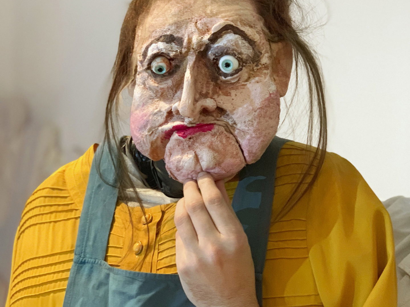 Gemeinsam mit seiner Puppe Charlotte erklärt Nikolaus Habjan die Oper „Der Waffenschmied". 