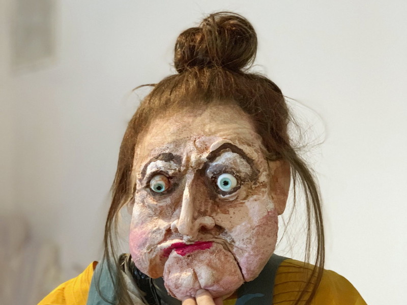 Gemeinsam mit seiner Puppe Charlotte erklärt Nikolaus Habjan die Oper „Der Waffenschmied". 