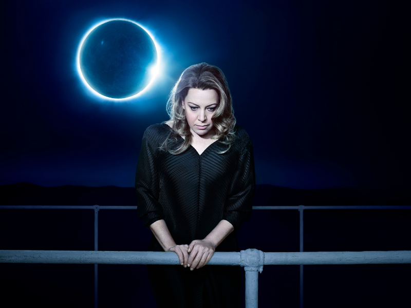Nina Stemme legt den Weltenbrand.
Die große Stimme der Opernwelt singt in der Wiener Staatsoper jeweils zweimal in drei Teilen des „Rings“. Eine Empfehlung.