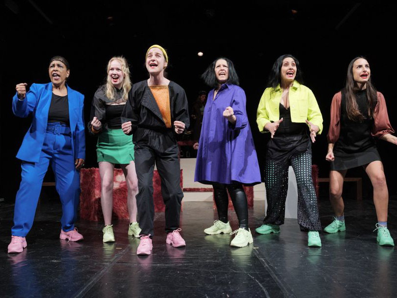 Ein diverses Ensemble steht in „Herstory“ auf der Bühne. 