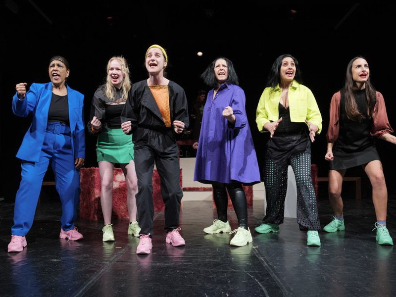 Ein diverses Ensemble steht in „Herstory“ auf der Bühne. 