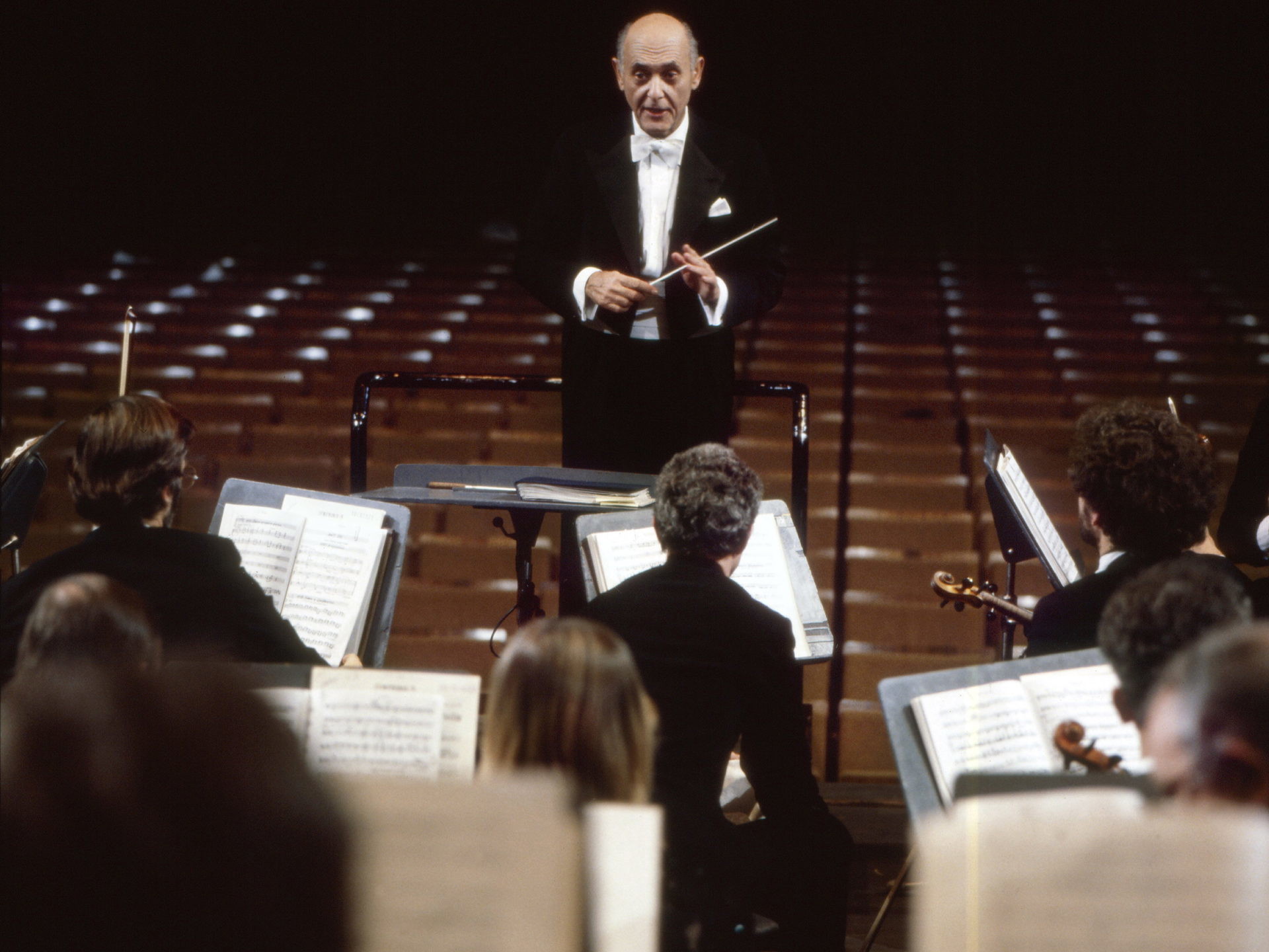 Georg Solti wurde 1912 in Budapest geboren und starb 1997 in Antibes. 
Solti war einer der wichtigsten Dirigenten der Wiener Philharmoniker. 1971 wurde er zum „Knight Commander“ 