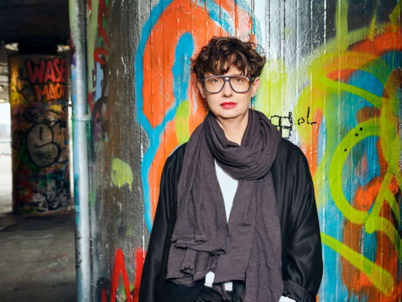 Silke Willrett ist eine der meistbeschäftigten Kostümbildnerinnen. Sie arbeitet regelmäßig mit Regiegrößen wie Andrea Breth, Christof Nel und eben Tatjana Gürbaca. Sie zeichnet für die Kostümwelt von „Il trittico“. 