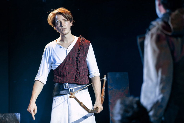Finale mit Pfeil und Bogen. Ein Wettkampf, bei dem es gilt, mit Odysseus’ Bogen einen Pfeil durch zwölf Axtösen zu schießen, soll die verhassten Freier von Penelope zu Fall bringen. Telemachos 