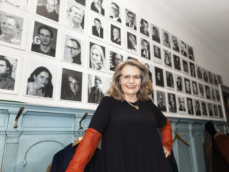 Maria Teuchmann im Thomas Sessler Verlag in Wien vor den Porträts ihrer wichtigsten Autoren. Sie ist die Vermittlerin zwischen ihnen und der Theater- und Filmindustrie.