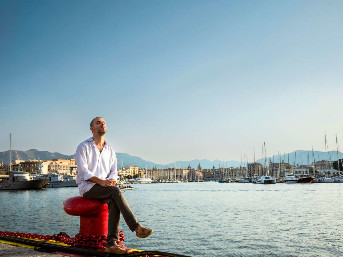 Spätsommer in Palermo. Omer Meir Wellber beim BÜHNE-Shooting am Hafen von Palermo. Wellber ist auch Musikdirektor am Teatro Massimo.