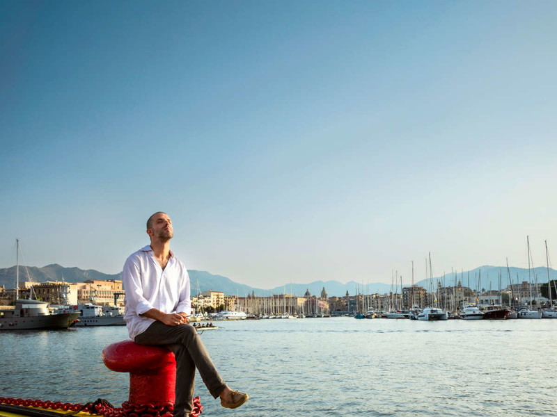 Spätsommer in Palermo. Omer Meir Wellber beim BÜHNE-Shooting am Hafen von Palermo. Wellber ist auch Musikdirektor am Teatro Massimo.