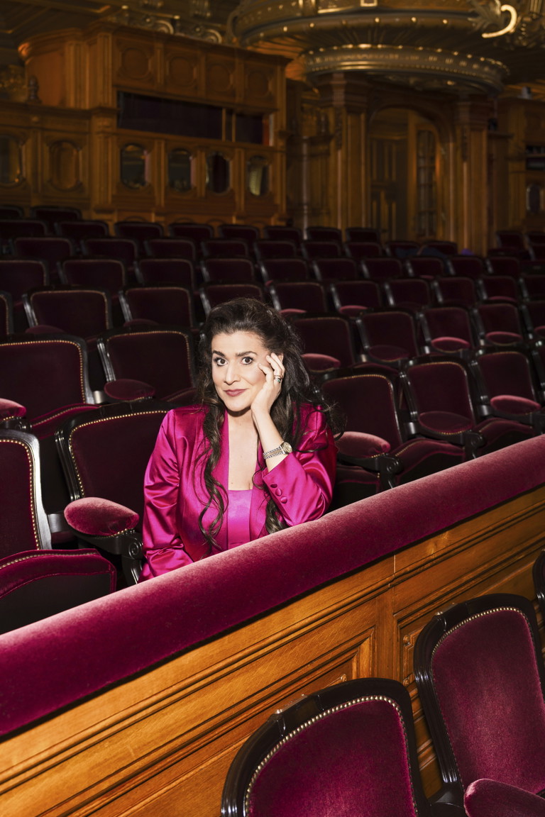 Das Haus und die Direktorin. Cecilia Bartoli in „ihrer“ Oper in Monte Carlo.  Der Saal umfasst 524 Plätze und ist eine Miniatur der Opéra Garnier in Paris. Die Oper befindet sich  im selben Haus wie das Casino.