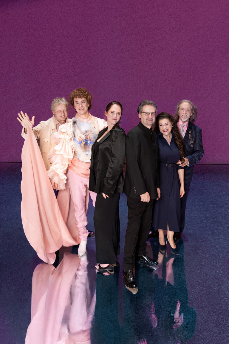 Das Team. Michael Sturminger (Regie), Philipp Mathman (Countertenor), Emily Cox (Schauspielerin), Gianluca Capuano, Cecilia Bartoli, John Malkovich (von links nach rechts).