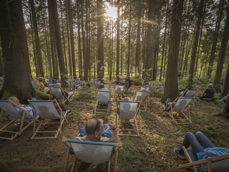 Besser geht Kulturgenuss nicht: Die Ö1 Waldbühne beim Schrammelklankgfestival. Es performt das Duo Rittmannsberger/Soyka.