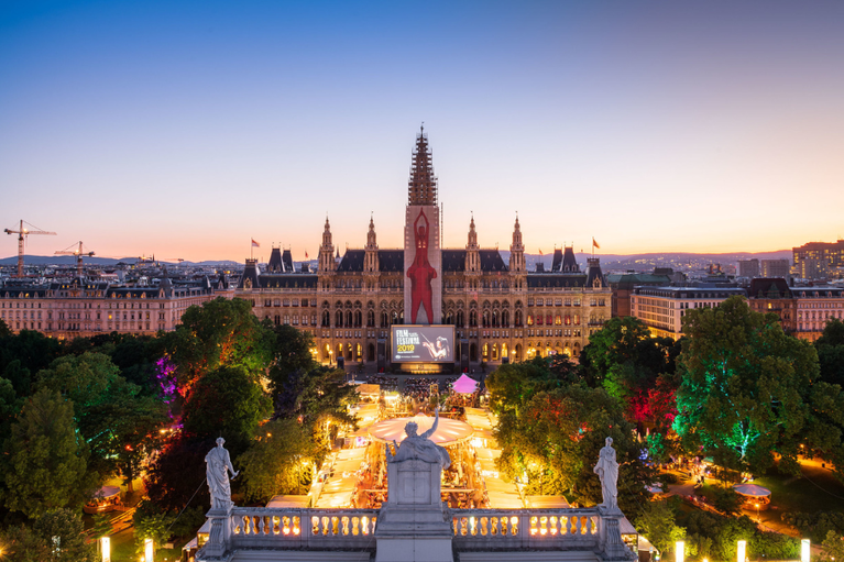Seit drei Jahrzehnten verwandelt sich der Wiener Rathausplatz im Sommer in einen Mix aus Kunst, Kulinarik und Sommerfeeling. 