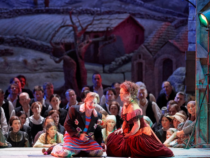 Roberto Alagna, Aleksandra Kurzak, Chor und Ensemble in „Pagliacci" auf der Bühne der Wiener Staatsoper. 