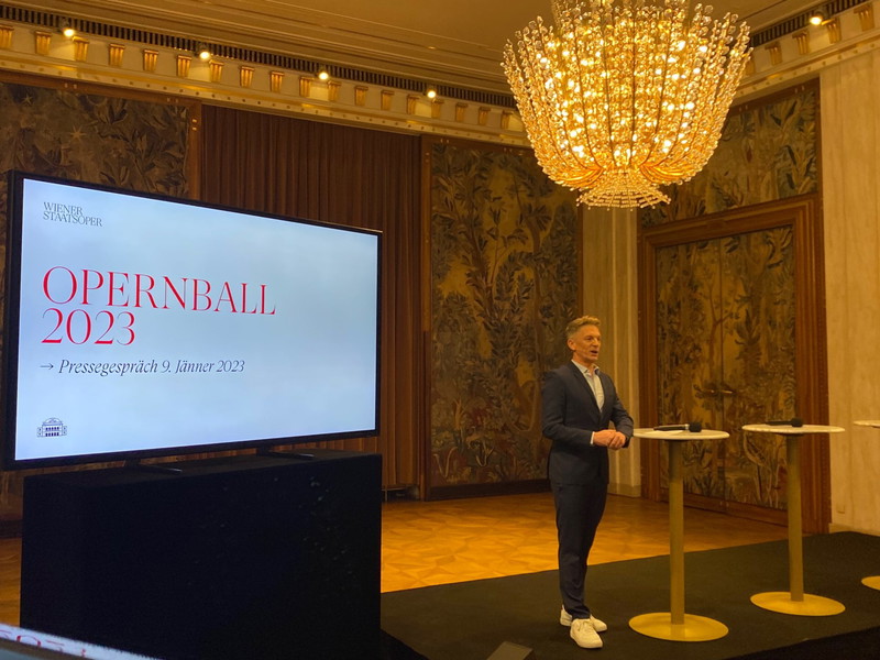 Moderator Andi Knoll bei der Pressekonferenz des Opernballs 2023. Er wird zusammen mit Mirjam Weichselbraun durch den Fernsehabend führen.